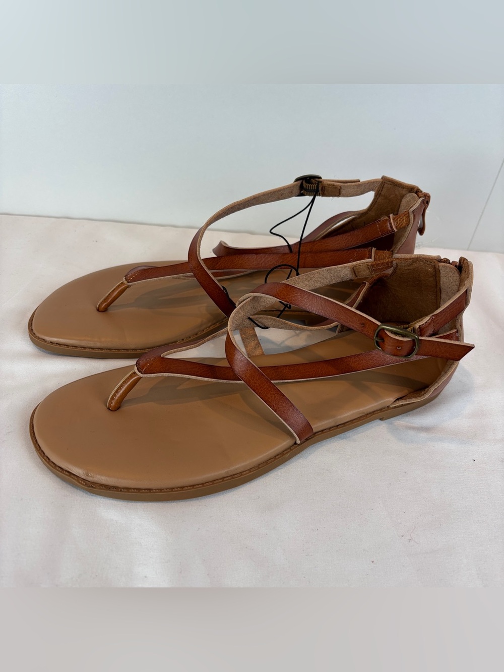 NWOT torrid 8.5W Brown Strappy Faux Leather Thong Sandals Rear Zip Adjustable